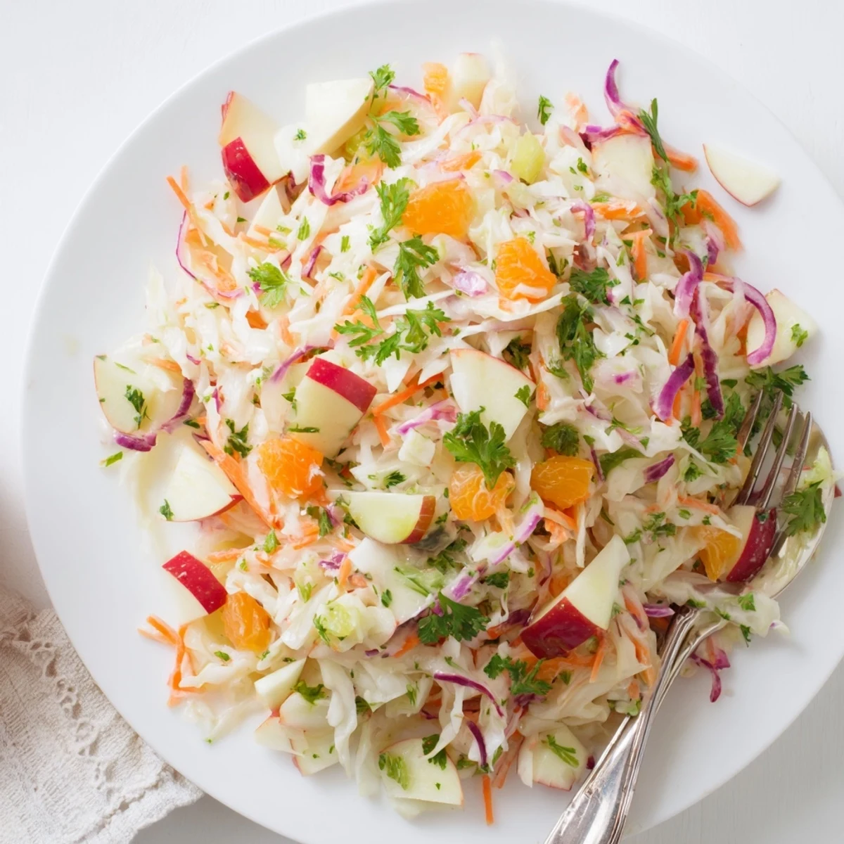 Vibranter Sauerkraut-Salat mit süßen Äpfeln, ideal zu Grillgerichten oder Picknicks.